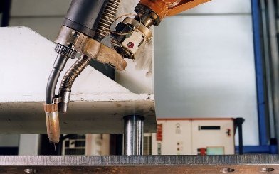 弧焊機器人vs氣保焊機：哪個更適合您的業(yè)務？